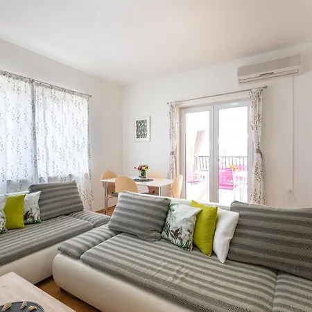 Maja Apartment *
