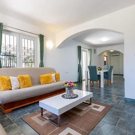 Maja Apartment *